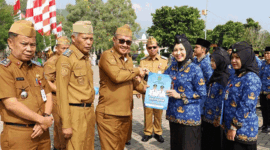 Wali Kota Sungai Penuh Alfin, SH menyerahkan SK secara simbolis kepada perwakilan PNS