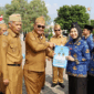 Wali Kota Sungai Penuh Alfin, SH menyerahkan SK secara simbolis kepada perwakilan PNS
