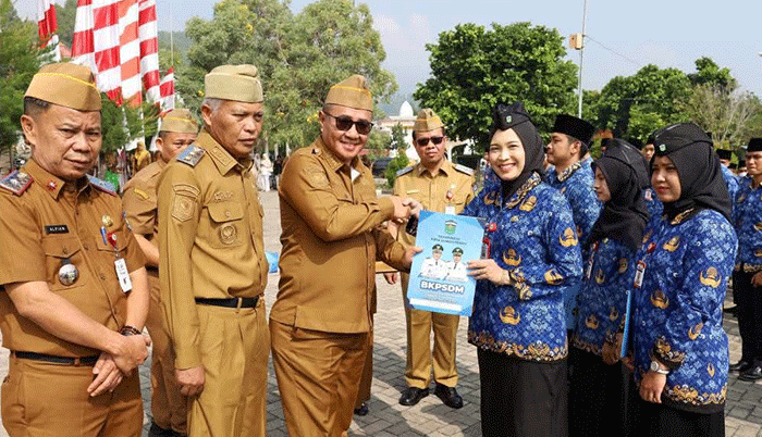 Wali Kota Sungai Penuh Alfin, SH menyerahkan SK secara simbolis kepada perwakilan PNS