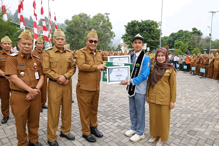 Penyerahan Penghargaan dari Bapak Wali Kota Sungai Penuh Kepada Agra Boslia Attila Sebagai siswa Berprestasi Kota Sungai Penuh Tahun 2026.