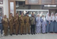Wako Alfin,Wawako Azhar Hsmzah dan didampingi ibu, bersama anggota Paskibraka utusan kota sungai penuh. 