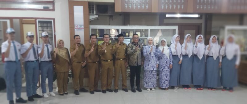 Wako Alfin,Wawako Azhar Hsmzah dan didampingi ibu, bersama anggota Paskibraka utusan kota sungai penuh. 