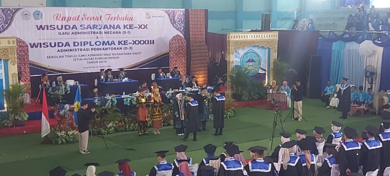 Prosesi Acara Wisudawan STIA Nusantara Sakti Sungai Penuh, Tahun Akdrmik 2025-2026 berjumlah 167 wisudawan.