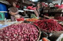 Bawang merah, cabai merah keriting dan komoditas pangan strategis lainnya yang dijual pedagang di Pasar Minggu, Jakarta. ANTARA/Harianto.