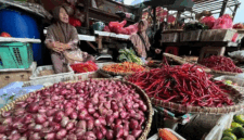 Bawang merah, cabai merah keriting dan komoditas pangan strategis lainnya yang dijual pedagang di Pasar Minggu, Jakarta. ANTARA/Harianto.