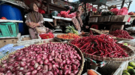 Bawang merah, cabai merah keriting dan komoditas pangan strategis lainnya yang dijual pedagang di Pasar Minggu, Jakarta. ANTARA/Harianto.
