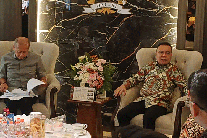 Wakil Ketua DPR RI Sufmi Dasco Ahmad dan Saan Mustopa saat menerima audiensi Pekerja PT Pos Indonesia hingga Forum Guru, Rabu (26/8/2026).(KOMPAS.com/Tria Sutrisna)