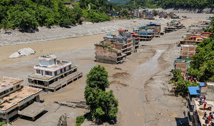 Foto udara suasana rumah yang terdampak banjir bandang dan tanah longsor di Nuwakot, Nepal, Kamis (27/8/2026)