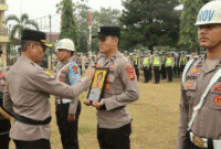 Aipda Aviv Muharman Hakim (dalam bingkai foto) anggota Polres Bungo dipecat. Upacara pemberhentian tidak dengan hormat (PTDH) dilaksanakan pada Senin (31/8/2026). (Dok. Humas Bungo) 