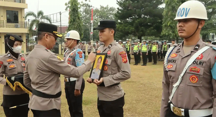 Aipda Aviv Muharman Hakim (dalam bingkai foto) anggota Polres Bungo dipecat. Upacara pemberhentian tidak dengan hormat (PTDH) dilaksanakan pada Senin (31/8/2026). (Dok. Humas Bungo) 