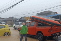 Kantor SAR Padang menurunkan personel untuk membantu proses evakuasi warga yang menjadi korban banjir di Padang, pada Senin (3/8). ANTARA/FathulAbdi
