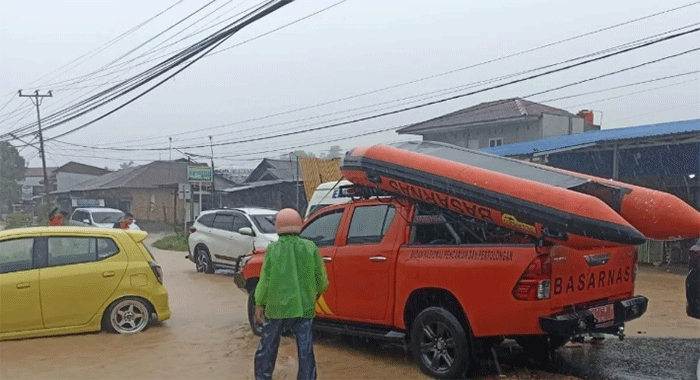 Kantor SAR Padang menurunkan personel untuk membantu proses evakuasi warga yang menjadi korban banjir di Padang, pada Senin (3/8). ANTARA/FathulAbdi