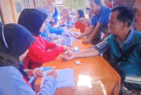 Dinas Kesehatan Kabupaten Pasaman Barat saat melaksanakan cek kesehatan gratis bagi warga di daerah itu sebagai upaya deteksi dini berbagai penyakit. ANTARA/Altas Maulana. (Penyakit TBC)