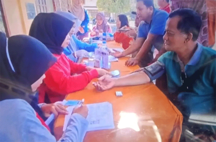 Dinas Kesehatan Kabupaten Pasaman Barat saat melaksanakan cek kesehatan gratis bagi warga di daerah itu sebagai upaya deteksi dini berbagai penyakit. ANTARA/Altas Maulana. (Penyakit TBC)