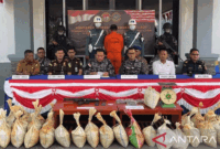 Pengungkapan kasus penggagalan penyelundupan pasir timah di Kabupaten Lingga yang digelar oleh unsur gabungan TNI AL di Lingga, Kepri, Senin (3/8/2026). (ANTARA/Angiela)
