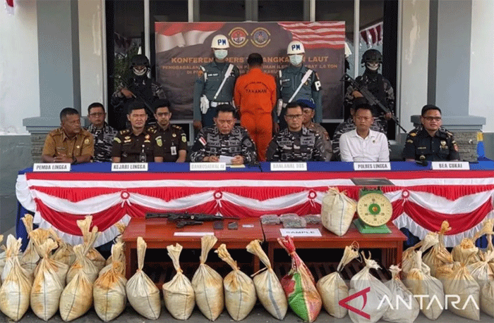 Pengungkapan kasus penggagalan penyelundupan pasir timah di Kabupaten Lingga yang digelar oleh unsur gabungan TNI AL di Lingga, Kepri, Senin (3/8/2026). (ANTARA/Angiela)