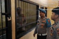 Seorang oknum anggota Polres Tanjab Timur ditempatkan di ruang khusus setelah videonya diduga berada di arena sabung ayam viral. 