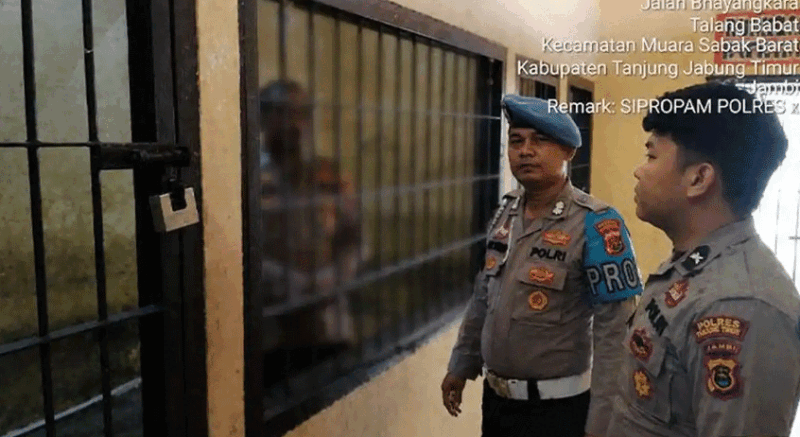 Seorang oknum anggota Polres Tanjab Timur ditempatkan di ruang khusus setelah videonya diduga berada di arena sabung ayam viral. 