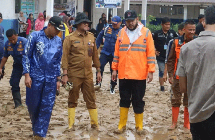 Wali Kota Padang Fadly Amran didampingi Sekretaris Daerah Kota Padang Raju Minropa bersama jajaran Dinas Pendidikan Kebudayaan Kota Padang meninjau kondisi SMP Negeri 41 Padang