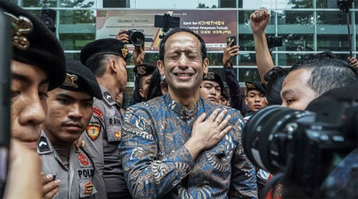 Terdakwa kasus dugaan korupsi pengadaan Chromebook di lingkungan Kemendikbudristek, Nadiem Anwar Makarim (tengah) meninggalkan Pengadilan Tipikor usai sidang putusan di Pengadilan Tipikor, Jakarta, Selasa (30/6/2026). ANTARA FOTO/Salma Talita/nym/am.