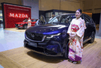 Model berpose di depan mobil Mazda CX-5 dalam peluncuran di GIIAS 2026, di ICE BSD, Tangerang, Rabu (29/7/2026). Foto: Aditia Noviansyah/kumparan