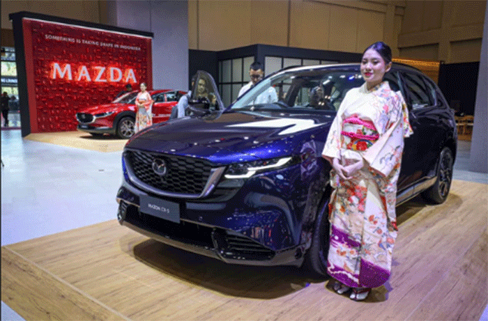 Model berpose di depan mobil Mazda CX-5 dalam peluncuran di GIIAS 2026, di ICE BSD, Tangerang, Rabu (29/7/2026). Foto: Aditia Noviansyah/kumparan