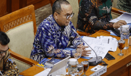 Kepala Pusat Pelaporan dan Analisis Transaksi Keuangan (PPATK), Ivan Yustiavandana menyampaikan paparan pada rapat kerja dengan Komisi III DPR di Kompleks Parlemen, Senayan, Jakarta, Selasa (3/2/2026). Foto: Dhemas Reviyanto/ANTARA FOTO Pusat Pelaporan dan Analisis Transaksi Keuangan (