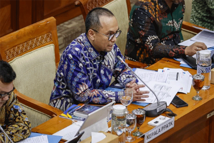 Kepala Pusat Pelaporan dan Analisis Transaksi Keuangan (PPATK), Ivan Yustiavandana menyampaikan paparan pada rapat kerja dengan Komisi III DPR di Kompleks Parlemen, Senayan, Jakarta, Selasa (3/2/2026). Foto: Dhemas Reviyanto/ANTARA FOTO
Pusat Pelaporan dan Analisis Transaksi Keuangan (