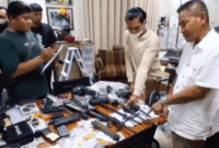 Temuan berupa sejumlah senjata api dan airsoft gun di salah satu ruangan yayasan sekolah swasta di kawasan Pondok Pinang, Kebayoran Lama, Jakarta Selatan