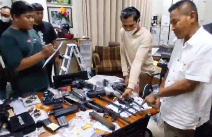 Temuan berupa sejumlah senjata api dan airsoft gun di salah satu ruangan yayasan sekolah swasta di kawasan Pondok Pinang, Kebayoran Lama, Jakarta Selatan