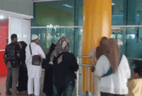 Belasan jemaah umrah dari Travel Gema Talbia memilih kembali ke Jambi setelah terkatung selama dua hari di Jakarta, Kamis (6/8/2026). Diduga visa umroh belum keluar 