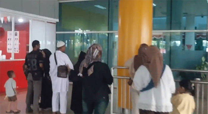 Belasan jemaah umrah dari Travel Gema Talbia memilih kembali ke Jambi setelah terkatung selama dua hari di Jakarta, Kamis (6/8/2026). Diduga visa umroh belum keluar 