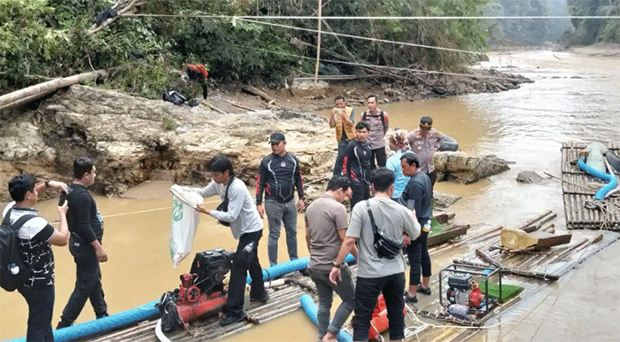 Satgas Gabungan PETI mengamankan empat rakit lanting tambang emas ilegal di kawasan Objek Wisata Muara Karing, Geopark Merangin, Kabupaten Merangin, Jumat (7/8/2026). 