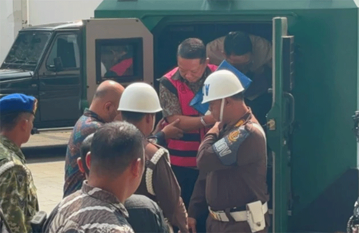 Eks Jampidsus Febrie Adriansyah tiba untuk menjalani pemeriksaan di Gedung Kejaksaan Agung, Jakarta Selatan, Jumat (7/8/2026). Foto: Pradya Tirta/kumparan