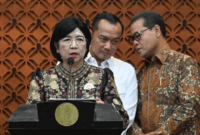 Deputi Gubernur Bank Indonesia (BI) Destry Damayanti (kiri) bersama Menteri Sekretaris Negara Prasetyo Hadi (tengah) dan Deputi Gubernur BI Ricky P. Gozali (kanan) menyampaikan keterangan pers terkait pengunduran diri Gubernur BI Perry Warjiyo. Foto: ANTARA FOTO/Marco