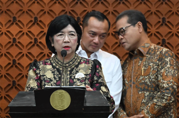 Deputi Gubernur Bank Indonesia (BI) Destry Damayanti (kiri) bersama Menteri Sekretaris Negara Prasetyo Hadi (tengah) dan Deputi Gubernur BI Ricky P. Gozali (kanan) menyampaikan keterangan pers terkait pengunduran diri Gubernur BI Perry Warjiyo. Foto: ANTARA FOTO/Marco