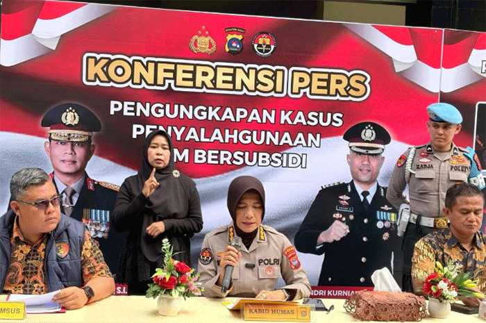 Polda Sumbar menggelar jumpa pers pengungkapan kasus penyalahgunaan bahan bakar minyak (BBM) bersubsidi di Padang, Jumat (7/8). ANTARA/FathulAbdi