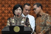 Deputi Gubernur Bank Indonesia (BI) Destry Damayanti (kiri) bersama Menteri Sekretaris Negara Prasetyo Hadi (tengah) dan Deputi Gubernur BI Ricky P. Gozali (kanan) menyampaikan keterangan pers terkait pengunduran diri Gubernur BI Perry Warjiyo. Foto: ANTARA FOTO/Marco