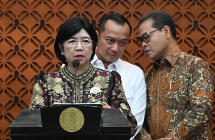 Deputi Gubernur Bank Indonesia (BI) Destry Damayanti (kiri) bersama Menteri Sekretaris Negara Prasetyo Hadi (tengah) dan Deputi Gubernur BI Ricky P. Gozali (kanan) menyampaikan keterangan pers terkait pengunduran diri Gubernur BI Perry Warjiyo. Foto: ANTARA FOTO/Marco