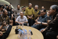 Momen Jusuf Hamka tanda tangan Surat Pemesanan Kendaraan (SPK) 61 unit Toyota Land Cruiser FJ di GIIAS 2026. Foto: Syahrul Ghiffari/kumparan