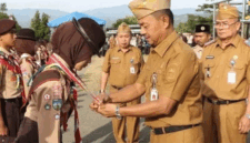 Wakil Bupati Kerinci Murison Melepas Kontingen Pramuka Kerinci Menuju Jambore Nasional XII 2026 di Cibubur.