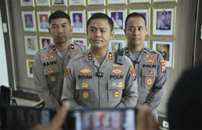 AKBP Rovan Ricard Mahenu (tengah). Foto: Dok. Pribadi