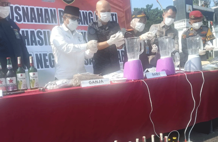 Kejaksaan Negeri Pasaman Barat saat memusnahkan barang bukti dari 56 perkara tindak pidana umum yang telah memiliki kekuatan hukum tetap dari Pengadilan Negeri Pasaman Barat