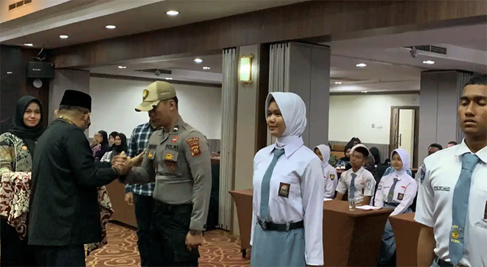 Sekda Provinsi Jambi, Sudirman, saat pembukaan pemusatan dan pelatihan Paskibraka Jambi. Acara pemusatan pelatihan secara resmi dibuka pada Sabtu (8/8/2026) malam, di Aula Pertemuan Shang Ratu Hotel, Kota Jambi. 