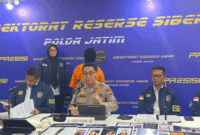 Direktorat Reserse Siber (Ditressiber) Polda Jawa Timur mengungkap kasus sindikat arisan online fiktif di Mapolda Jatim, Surabaya, Rabu (12/8/2026). Foto: Farusma Okta Verdian/kumparan