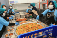 Sejumlah petugas mengemas makanan Program Makan Bergizi Gratis (MBG) di salah satu dapur Satuan Pelayanan Pemenuhan Gizi (SPPG) milik Polres Aceh Barat, Aceh,