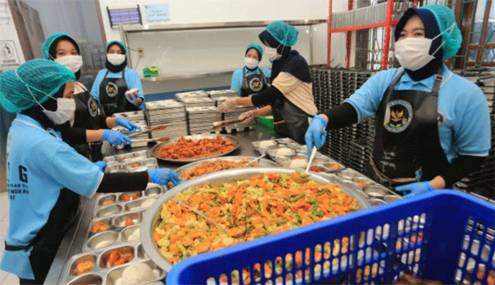 Sejumlah petugas mengemas makanan Program Makan Bergizi Gratis (MBG) di salah satu dapur Satuan Pelayanan Pemenuhan Gizi (SPPG) milik Polres Aceh Barat, Aceh,