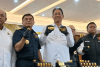 Menteri Keuangan (Menkeu) Purbaya Yudhi Sadewa didampingi Direktur Jenderal Bea dan Cukai Dejaka Budhi Utama menunjukan barang bukti hasil ungkap penyelundupan ekpor emas seberat 23 Kg dengan nilai Rp63 miliar di Tangerang, Banten 