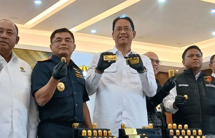 Menteri Keuangan (Menkeu) Purbaya Yudhi Sadewa didampingi Direktur Jenderal Bea dan Cukai Dejaka Budhi Utama menunjukan barang bukti hasil ungkap penyelundupan ekpor emas seberat 23 Kg dengan nilai Rp63 miliar di Tangerang, Banten 