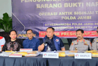 Wakapolda Jambi Brigjen Pol K Yani Sudarto konferensi pers di Lobi Gedung Utama Polda Jambi, Jumat (14/8/2026). Polda Jambi bersama jajaran polres-polresta mengungkap 154 kasus narkotika selama Operasi Antik Siginjai 2026